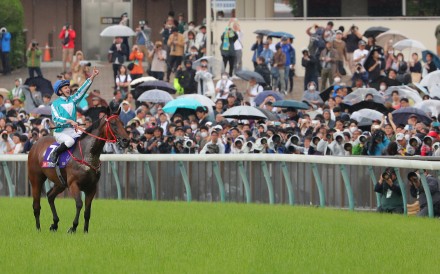 James McDonald salutes the Tokyo crowd after Romantic Warrior’s Yasuda Kinen success. Photos: Kenneth Chan