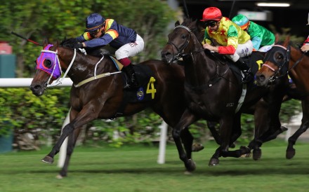 Californiatotality (inside) and Alexis Badel get on top late to win at Happy Valley. Photo: Kenneth Chan