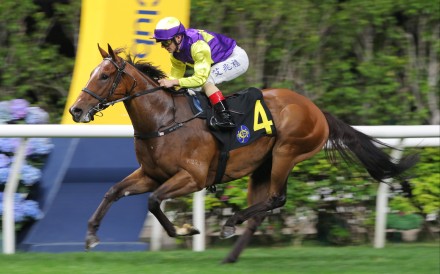 Colourful King wins in splendid isolation at Happy Valley. Photos: Kenneth Chan