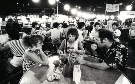 Hungry tourists at one of Tai Tat Tei’s lively open-air restaurants in Sheung Wan, Hong Kong, in 1986. Photo: SCMP Archives