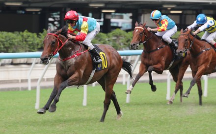 Hakka Radiance surges clear under Zac Purton to complete a Happy Valley hat-trick. Photos: Kenneth Chan