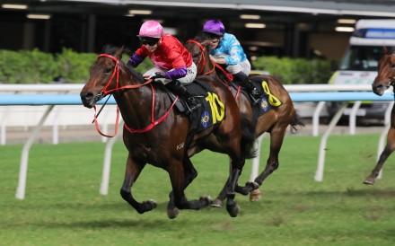 Hollie Doyle delivers aboard Run Run Smart at Happy Valley. Photos: Kenneth Chan