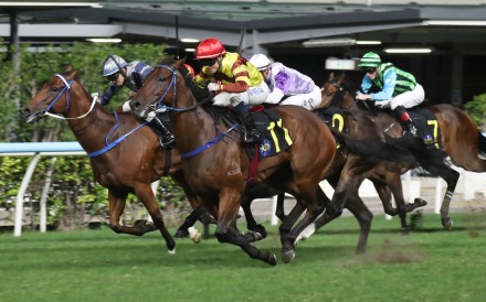 Team Team Folks storms home down the outside to score an upset win at Happy Valley. Photos: Kenneth Chan