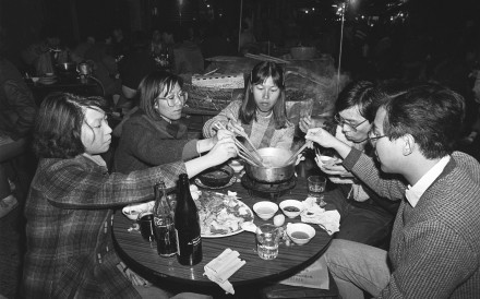 On a cold winter night in 1984, people tuck into a hotpot meal at a street-side food stall in Hong Kong, locally called a “dai pai dong”. Photo: SCMP Archives