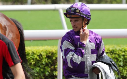 Lyle Hewitson has a useful book at Happy Valley. Photos: Kenneth Chan