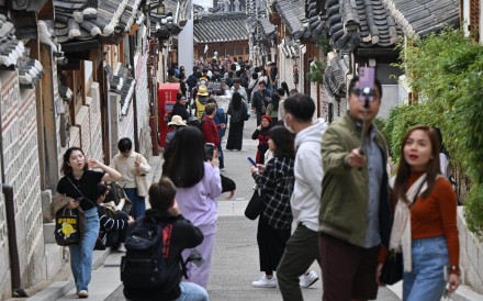 Tourists crowd an alley in Seoul’s popular Bukchon Hanok village. Chinese outbound tourism is expected to grow in 2026. Photo: The Korea Times