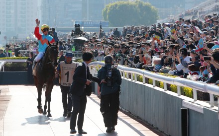 Zac Purton salutes the Sha Tin crowd after Ka Ying Rising’s record-equalling triumph on Sunday. Photos: Kenneth Chan