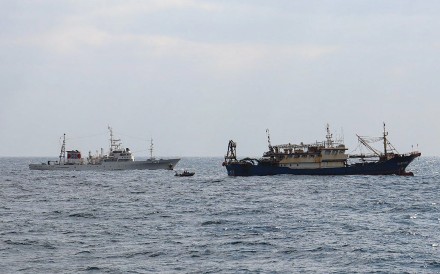 Japan’s Fisheries Agency says this photo taken on February 12 shows a patrol vessel, Hakuo Maru (left), and a Chinese fishing vessel sailing within Japan’s exclusive economic zone off Nagasaki prefecture. Photo: AFP