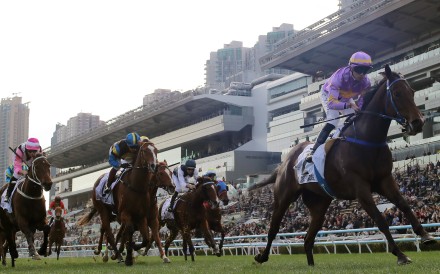 Vincent Ho guides Little Paradise to victory in the Classic Mile. Photos: Kenneth Chan