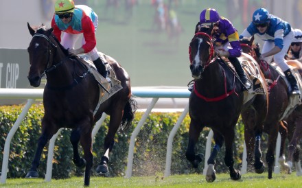 Helios Express (right) gives chase to Ka Ying Rising in the Centenary Sprint Cup. Photos: Kenneth Chan