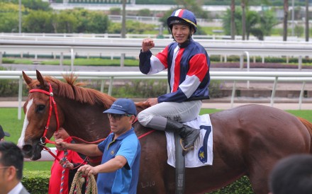Jerry Chau pumps his fist in celebration after winning on Effortless Win. Photos: Kenneth Chan