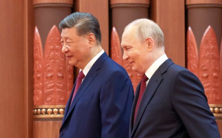 Russian President Vladimir Putin (right) and Chinese President Xi Jinping (left) walk together during their meeting in Beijing on May 20, 2026.  Photo: EPA/ Sputnik/ Kremlin Pool
