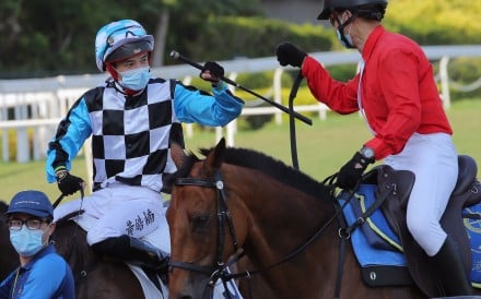 Jack Wong fist bumps the clerk of the course after breaking his drought. Photos: Kenneth Chan