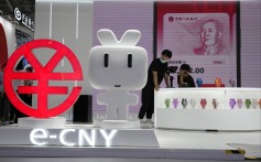 Công nhân nhân viên một gian hàng quảng cáo phiên bản kỹ thuật số của đồng nhân dân tệ Trung Quốc ở Bắc Kinh vào ngày 2 tháng 9 năm 2022. Ảnh: AP Photo