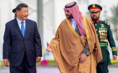 Saudi Crown Prince Mohammed bin Salman (right) welcomes Chinese President Xi Jinping during a ceremony in the capital Riyadh, on December 8, 2022. Saudi Arabia, which has just been invited to join Brics, said last year that it was open to receiving payments for oil in currencies other than the US dollar. Photo: AFP