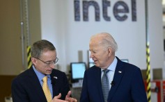 Intel chief executive Patrick Gelsinger (left) speaks with US President Joe Biden during a tour of Intel’s  Ocotillo Campus in Chandler, Arizona, on March 20. Photo: AFP
