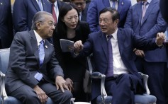 Huawei Technologies founder and chief executive Ren Zhengfei, right, explains the company’s 5G network products to Malaysian Prime Minister Mahathir Mohamad, left, in Beijing on April 25, 2019. Photo: AP