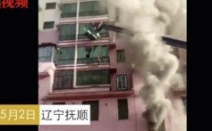 A crane operator uses his machine to save 14 people trapped in a fire in Fushun, Liaoning province, late last week. Photo: Weibo