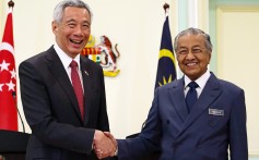 All smiles for the cameras: the leaders of Singapore and Malaysia, Lee Hsien Loong and Mahathir Mohamad. Photo: Bloomberg