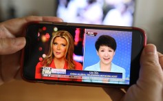 Fox BusinessのアンカーTrish Regan（左）とCGTNのLiu Xinは、北京でのスマートフォンに関する貿易戦争の討論で対決する。 写真：サイモンソング