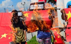 マニラの抗議者は紙で作られた中国の旗を燃やします。 写真：配布資料
