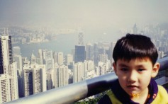 Simon Tseは、香港のThe Peakで撮影されたハンドオーバ前の1996年の幼年期の写真で見られました。 香港でカナダ生まれの彼は、「中国人カナダ人」ではなく、「自分自身」または「香港カナダ人」と呼んでいます。 写真：シモンツェー提供
