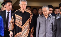 Singapore's Prime Minister Lee Hsien Loong with Malaysian counterpart Mahathir Mohamad. Photo: AFP