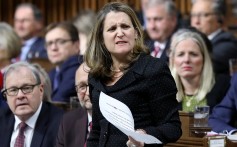 カナダの外務大臣Chrystia Freelandは、中国のJohn McCallumの元大使を解任したことで、その政策が次のカナダの選挙でJustin Trudeauの強硬なライバルたちに利益をもたらすだろうと語ったと非難した。 写真：ロイター