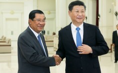 Cambodian Prime Minister Hun Sen shakes hands with Chinese President Xi Jinping in October 2016. Photo: Kyodo