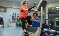 Hong Kong patient Lu Gau-cyun, 62, has been having regular physiotherapy since her knee replacement surgery five weeks ago at Hong Kong Adventist Hospital – Stubbs Road, and is now pain free.