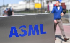 An employee walks past an ASML logo, a Dutch company which is currently the largest supplier in the world of semiconductor manufacturing machines via photolithography systems in Veldhoven on April 17, 2018. Photo: AFP