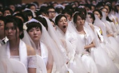 A bride yawns in a mass wedding ceremony at the Cheong Shim Peace World Center in Gapyeong. Photo: AP