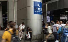 Under the so-called one-way permit scheme, up to 150 mainland Chinese can settle in Hong Kong every day. Photo: Bloomberg