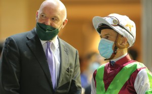 David Hayes and Blake Shinn discuss Showina’s victory at Happy Valley. Photos: Kenneth Chan 
