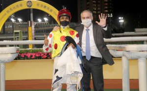 Karis Teetan (left) and Paul O’Sullivan celebrate their 500th career winners at Happy Valley. Photo: HKJC 