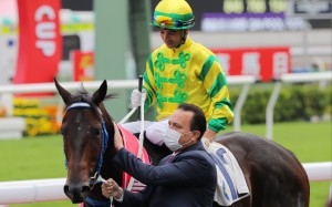 Trainer Caspar Fownes gives Sky Darci a pat after a win under Joao Moreira. Photo: Kenneth Chan