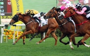 Flying Ace (left) just holds of Rock Ya Heart (centre) and Beauty Mission to extend his unbeaten record to four. Photo: HKJC
