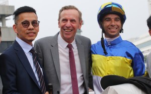 Frankie Lor (left) and John Size (middle) continue their battle at Happy Valley on Wednesday night. Photo: Kenneth Chan