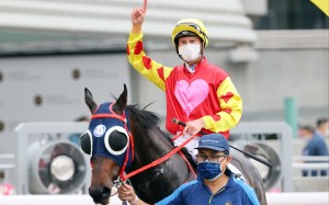 Zac Purton celebrates victory aboard Run Run Cool at Sha Tin. Photo: HKJC