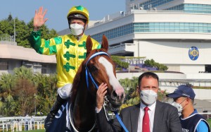 Caspar Fownes and Blake Shinn celebrate the Group One victory of Sky Field in the Hong Kong sprint. Photo: Kenneth Chan