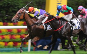 Soulmate (left) fights off the late challenge of Money Catcher to win at Happy Valley. Photos: Kenneth Chan