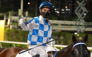 Thumbs up from Joao Moreira on Sugar Sugar after he draws level with Zac Purton in the jockeys’ championship. Photo: Kenneth Chan