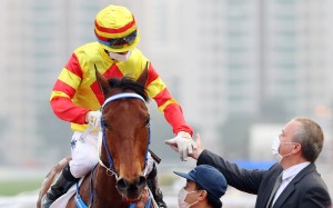 Caspar Fownes greets Galaxy Witness after the third of his four victories in his first campaign. Photos: Kenneth Chan