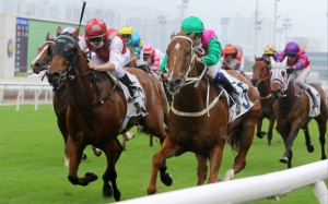 Everest outsider Joyful Fortune (right) records his last Hong Kong win before his return to Australia. Photo: Kenneth Chan
