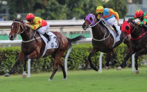 California Spangle extends effortlessly under Zac Purton in winning the Group Two Oriental Watch Sha Tin Trophy (1,600m). Photos: Kenneth Chan.