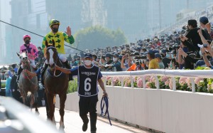 Blake Shinn salutes the Sha Tin crowd after winning the Hong Kong Sprint aboard Sky Field. Photos: Kenneth Chan