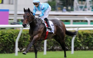 Dragon’s Luck wins impressively under Lyle Hewitson. Photos: Kenneth Chan