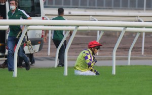 Alexis Badel holds his shoulder after falling from Fantastic Way. Photos: Kenneth Chan