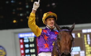 Zac Purton celebrates his record-breaking win at Happy Valley last night. Photos: Kenneth Chan