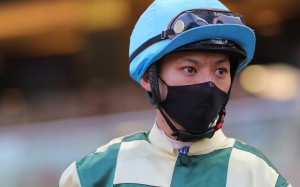 Matthew Chadwick honours his commitment to ride Rewarding Together in Wednesday night’s Class Two Glasgow Handicap (1,200m) at Happy Valley. Photo: Kenneth Chan